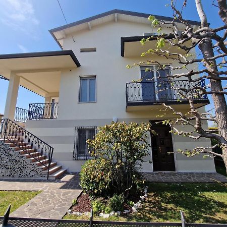 B&B A Due Passi Dal Lago Adro Bagian luar foto