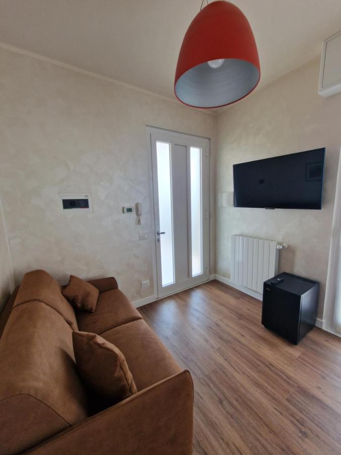 B&B A Due Passi Dal Lago Adro Bagian luar foto
