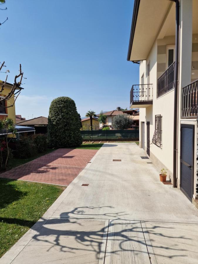 B&B A Due Passi Dal Lago Adro Bagian luar foto