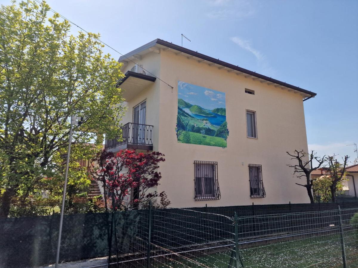 B&B A Due Passi Dal Lago Adro Bagian luar foto