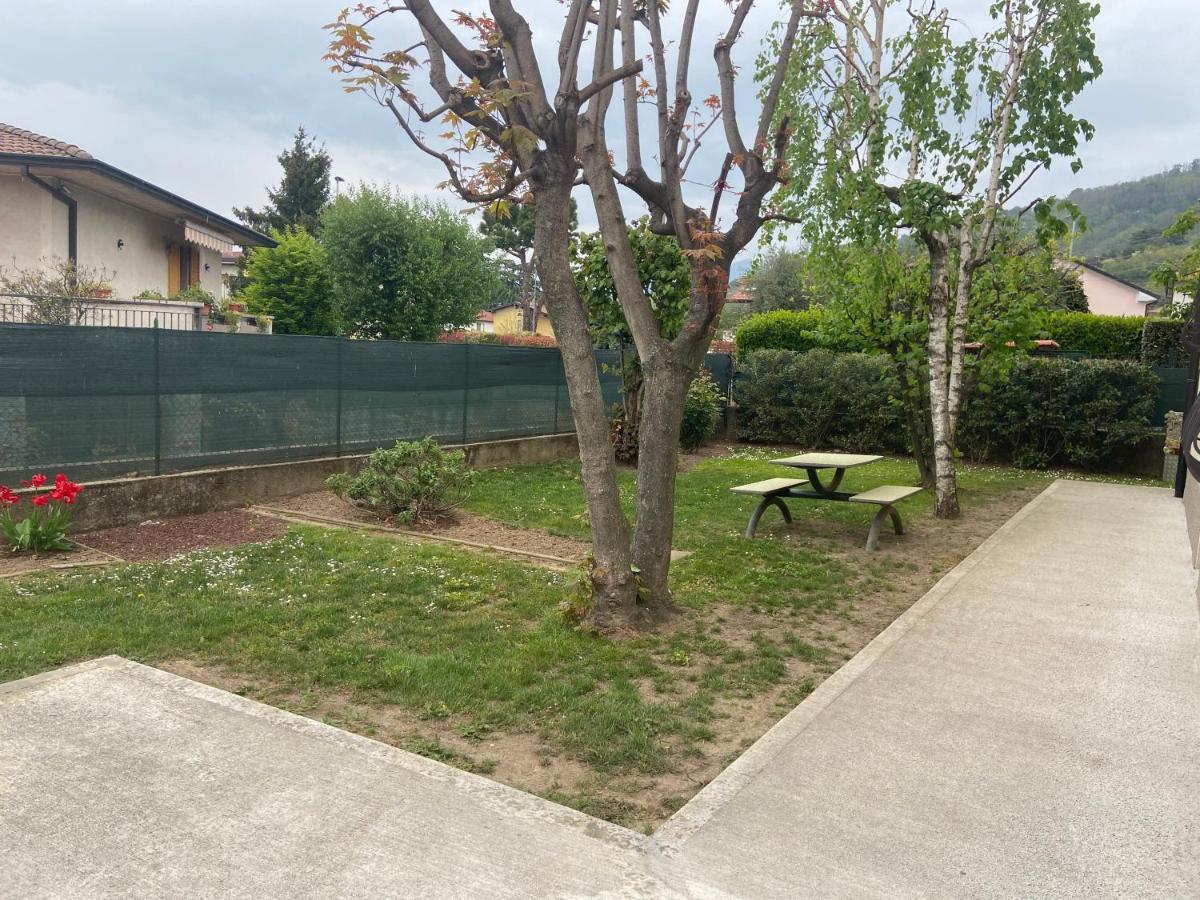 B&B A Due Passi Dal Lago Adro Bagian luar foto