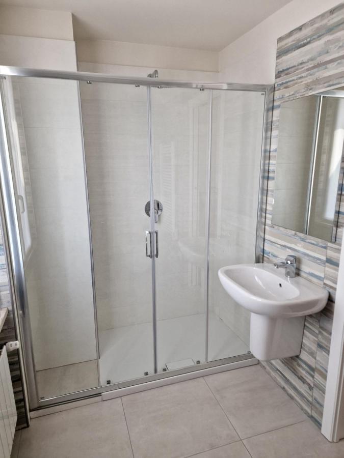 B&B A Due Passi Dal Lago Adro Bagian luar foto