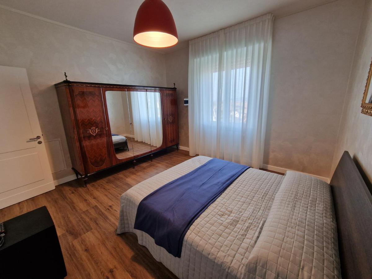 B&B A Due Passi Dal Lago Adro Bagian luar foto