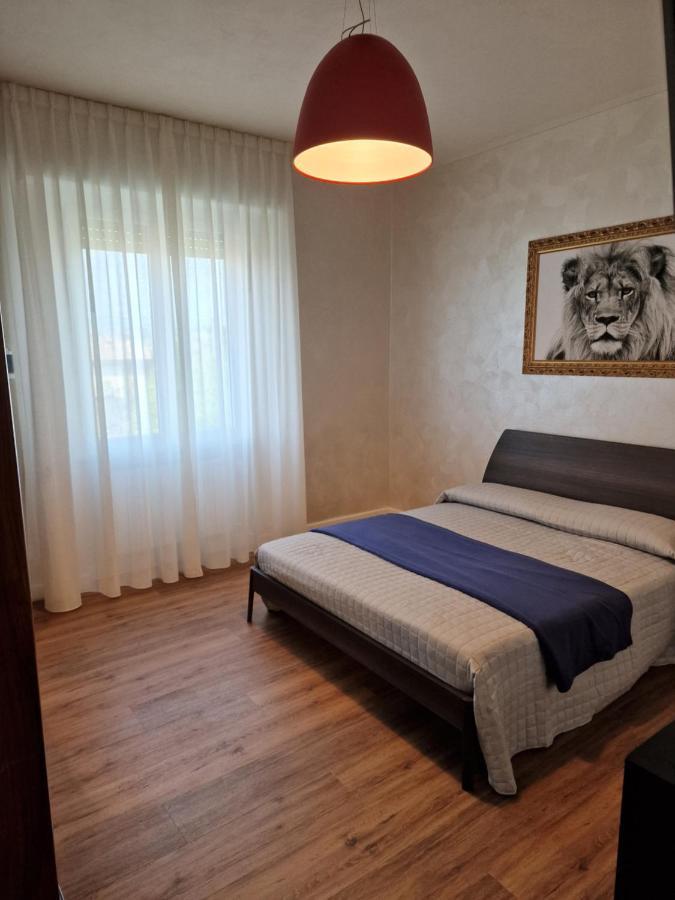 B&B A Due Passi Dal Lago Adro Bagian luar foto